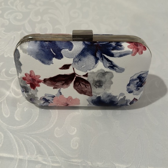 🎉HP🎉Lulu Thownsend Small Floral Bag - Picture 5 of 10